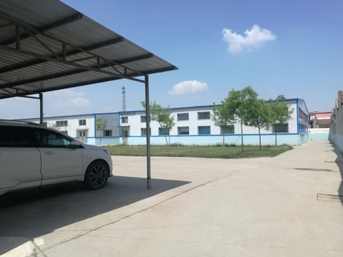 德州健之源地處魯西北平原，毗鄰黃河故道森林公園，生產(chǎn)條件環(huán)境優(yōu)越，擁有現(xiàn)代化的廠房，標(biāo)準(zhǔn)化的生產(chǎn)車(chē)間，公司擁有三證：SC食品生產(chǎn)許可證、GMP證、食品出口生產(chǎn)企業(yè)證書(shū)，生產(chǎn)過(guò)程中采用ISO22000管理體系進(jìn)行科學(xué)管理，并擁有近十年的生產(chǎn)加工經(jīng)驗(yàn)，產(chǎn)品口感、湯色、功效等各項(xiàng)指標(biāo)均能達(dá)到客戶滿意，生產(chǎn)采用全自動(dòng)帶線帶牌袋泡茶包裝機(jī)生產(chǎn)線，有全套的粉碎和超微粉碎、分篩、烘干、滅菌、制粒、制袋等設(shè)備，科學(xué)的生產(chǎn)工藝和嚴(yán)格規(guī)范的滅菌殺毒技術(shù)。